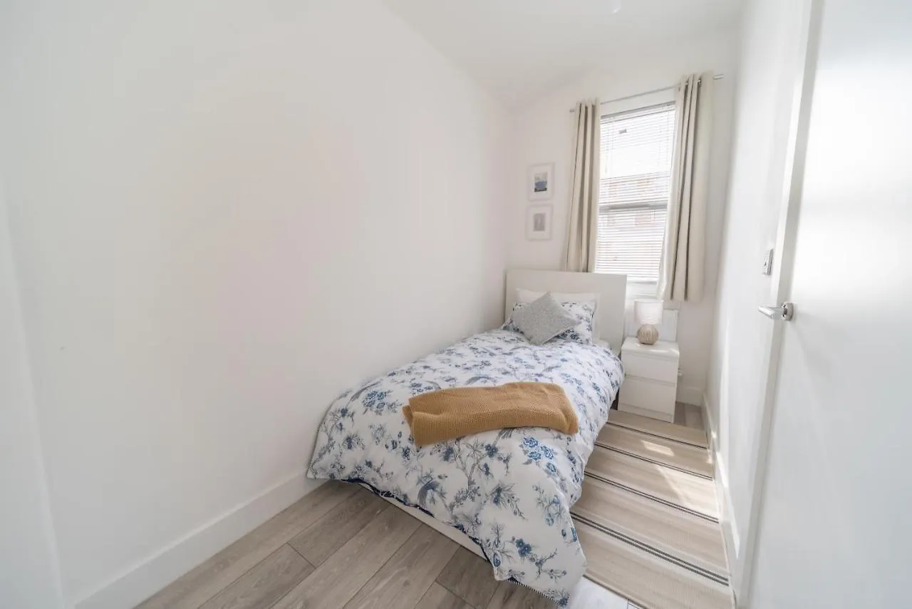 Stunning 3 Bedroom Flat In Southend-On-Sea Apartment