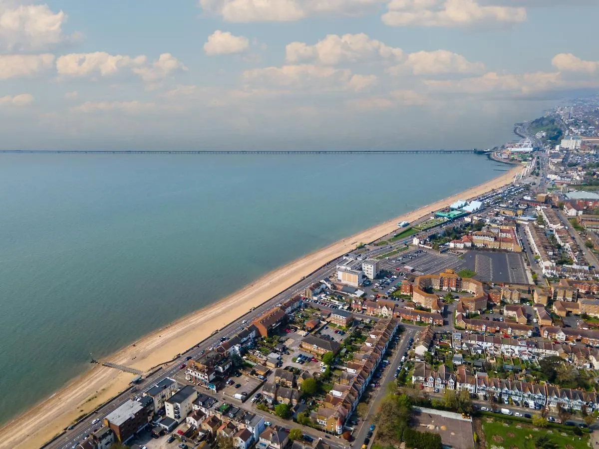 Apartment Stunning 3 Bedroom Flat In Southend-On-Sea