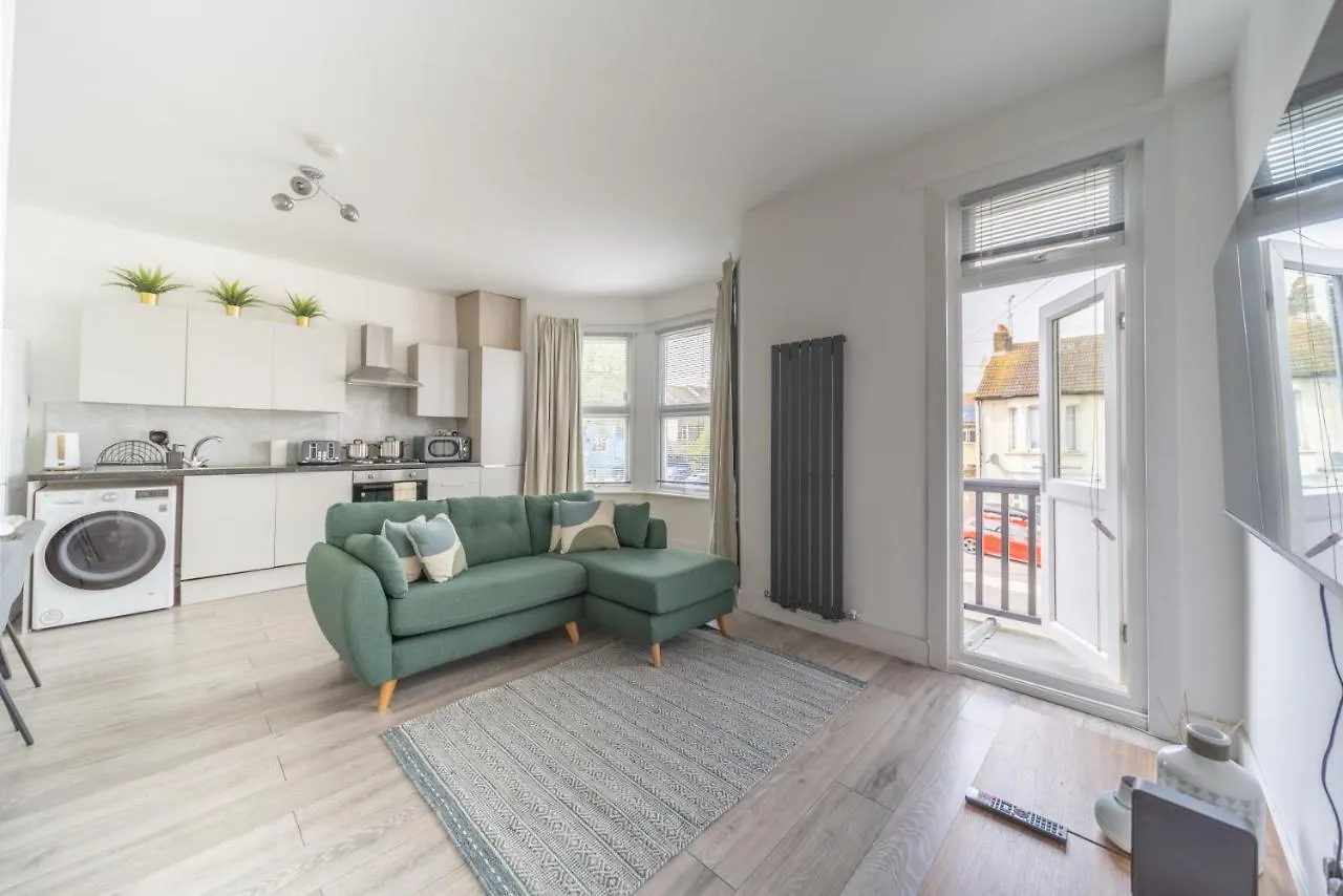 Stunning 3 Bedroom Flat In Southend-On-Sea 0*,