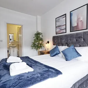  Apartment Urban Retreat -