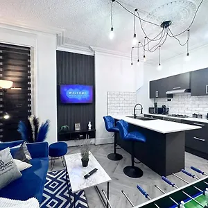  Apartment Swanky Seaside Sanctuary W Foozeball -